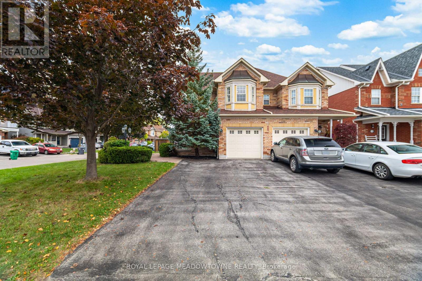 1137 Meadowgrove Court, Mississauga, Ontario  L5W 1J1 - Photo 4 - W12470087