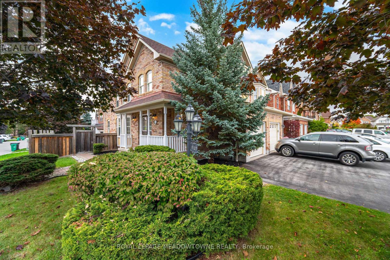 1137 Meadowgrove Court, Mississauga, Ontario  L5W 1J1 - Photo 5 - W12470087