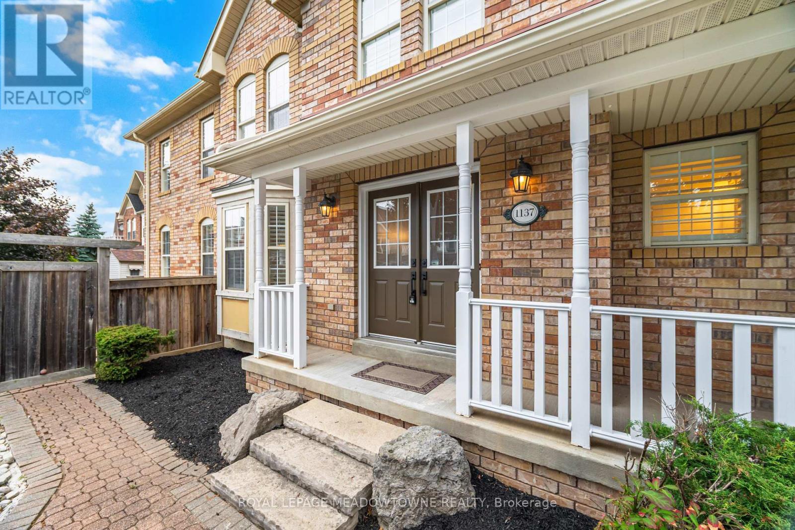 1137 Meadowgrove Court, Mississauga, Ontario  L5W 1J1 - Photo 6 - W12470087