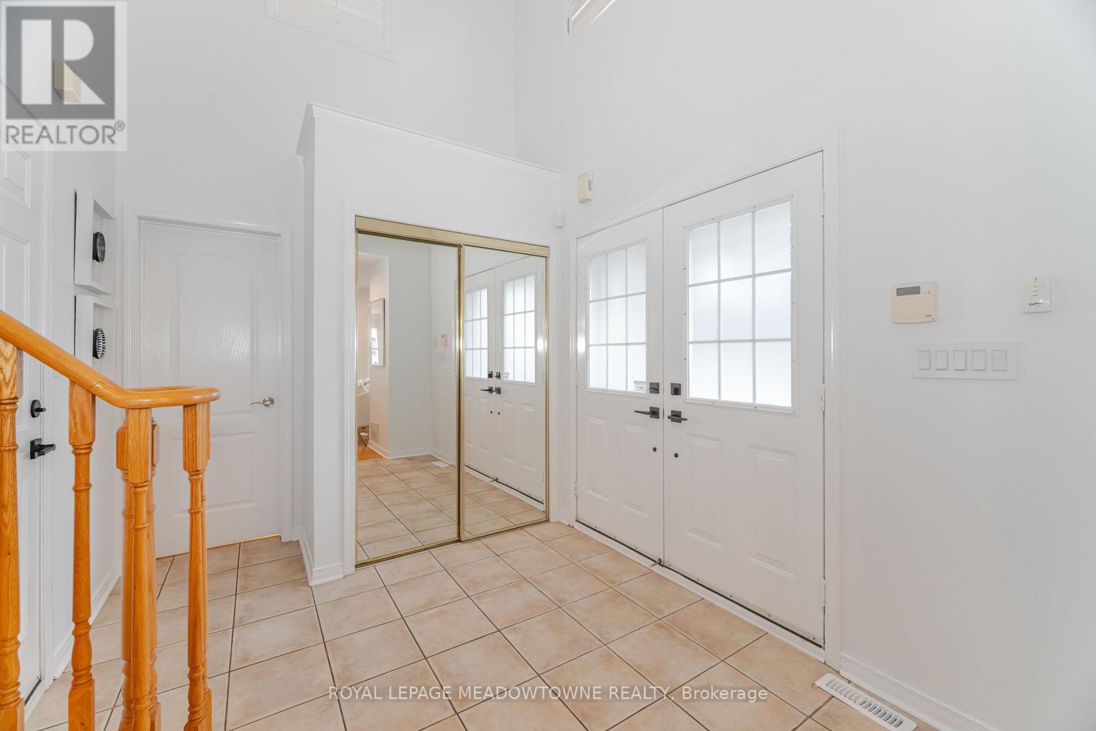 1137 Meadowgrove Court, Mississauga, Ontario  L5W 1J1 - Photo 7 - W12470087