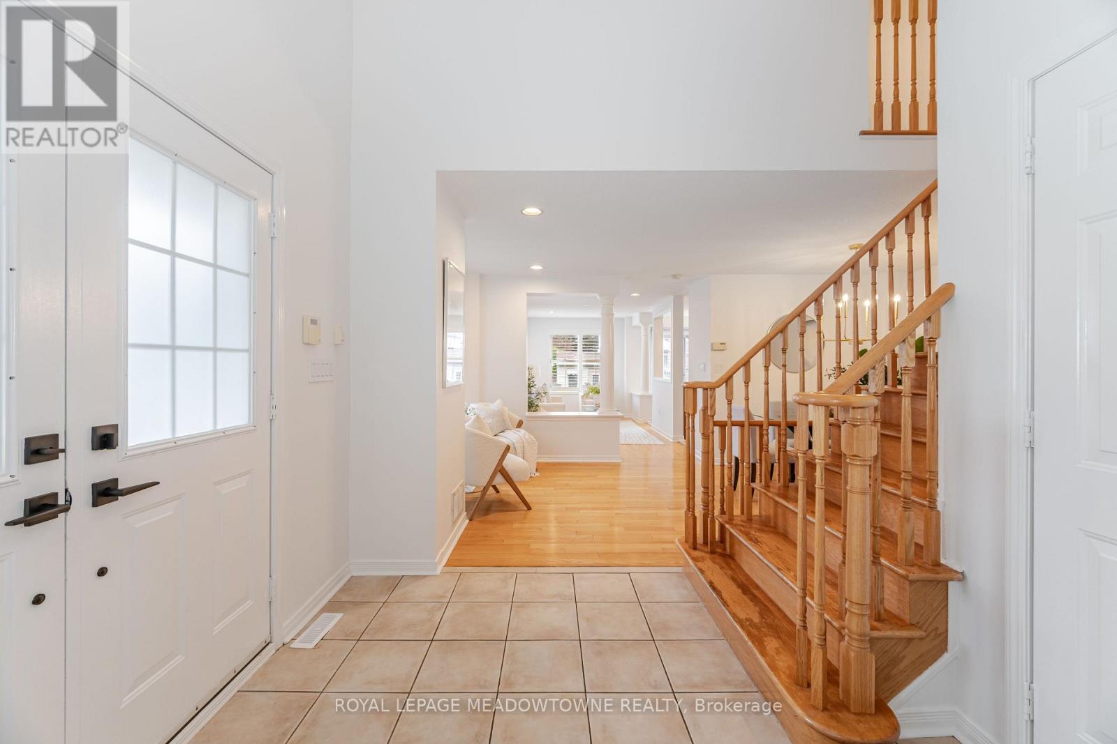 1137 Meadowgrove Court, Mississauga, Ontario  L5W 1J1 - Photo 8 - W12470087