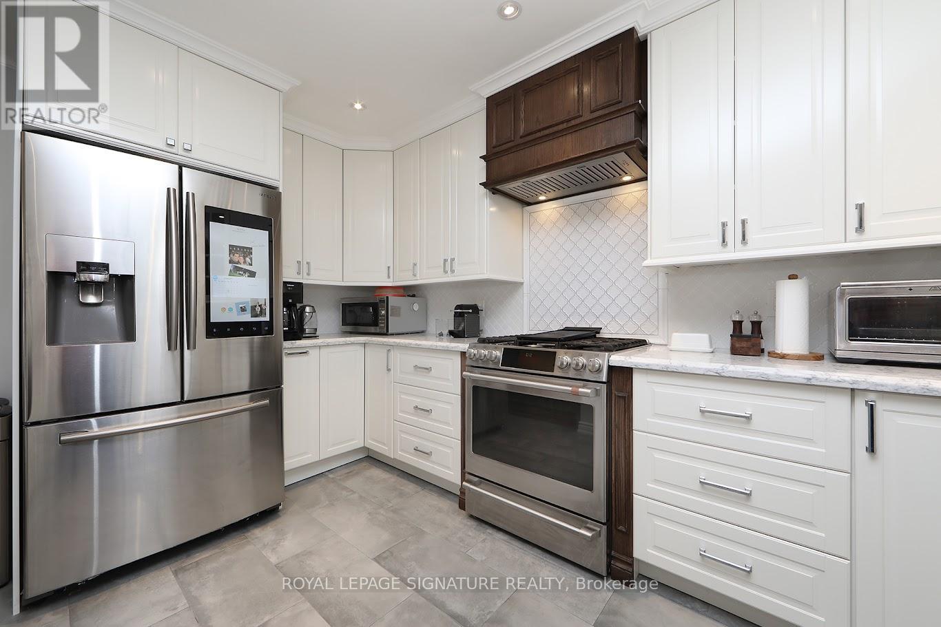 3 Keywell Court, Toronto, Ontario  M8Y 1S5 - Photo 11 - W12470091