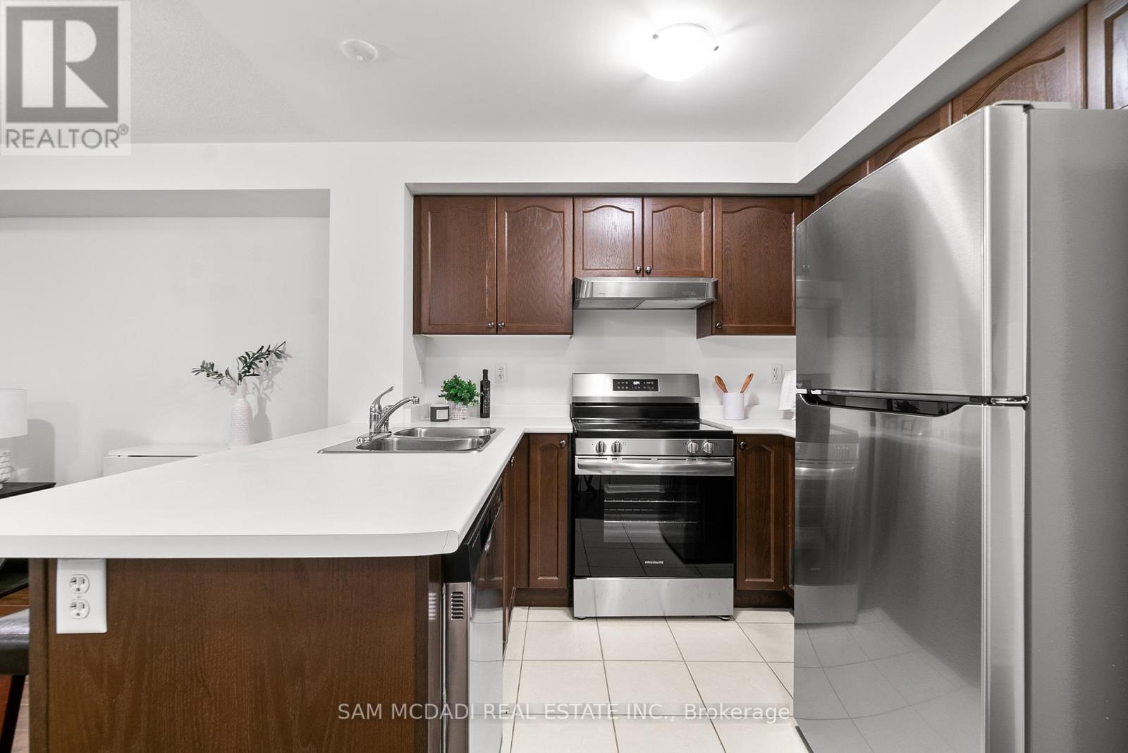 3250 Bentley Drive, Mississauga, Ontario  L5M 0P7 - Photo 6 - W12470106