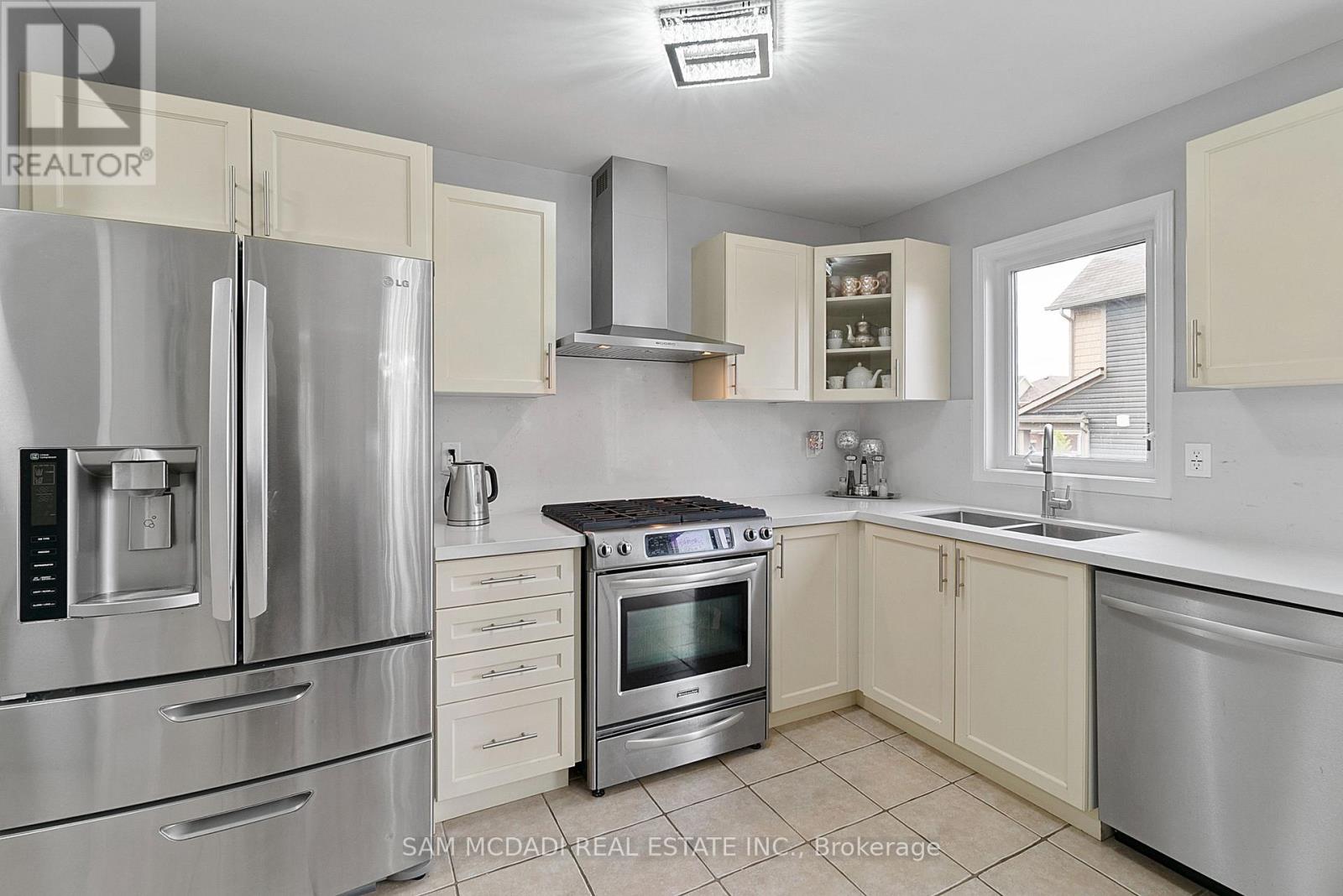 216 Ruhl Drive, Milton, Ontario  L9T 8C9 - Photo 12 - W12470124
