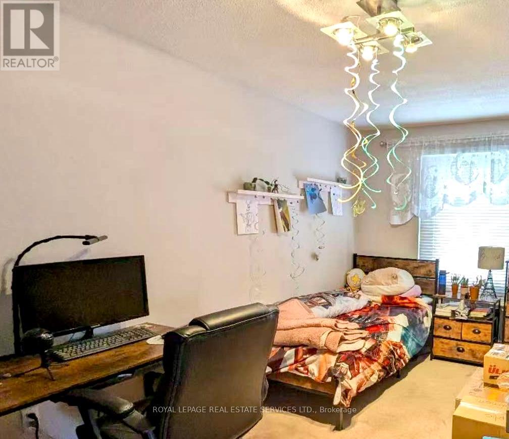 4179 Melia Drive, Mississauga, Ontario  L5C 4J3 - Photo 10 - W12469966