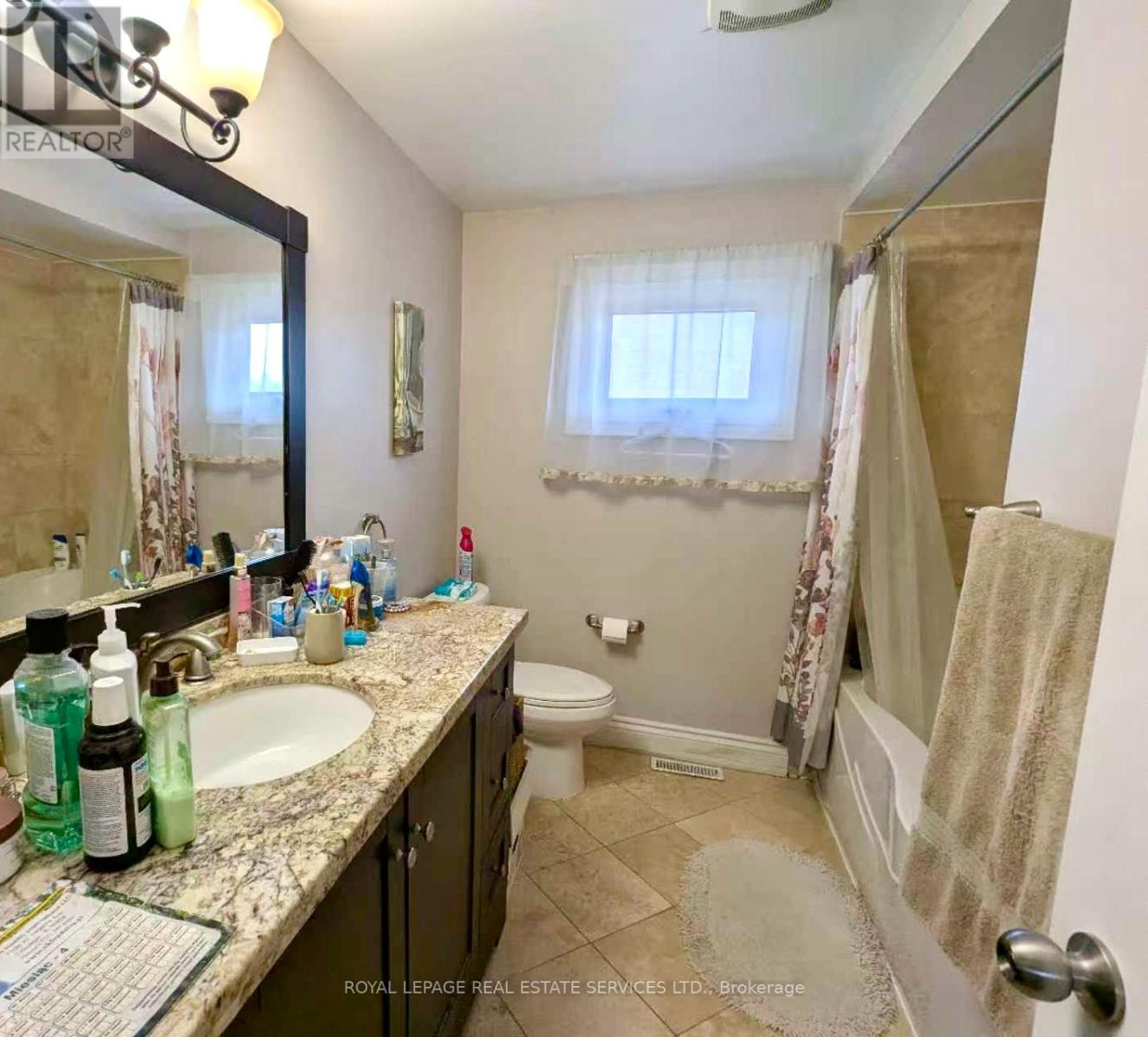 4179 Melia Drive, Mississauga, Ontario  L5C 4J3 - Photo 12 - W12469966