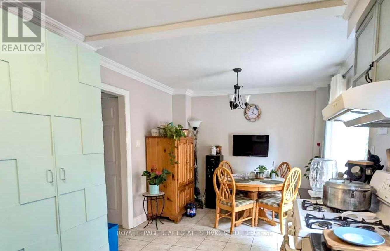 4179 Melia Drive, Mississauga, Ontario  L5C 4J3 - Photo 7 - W12469966