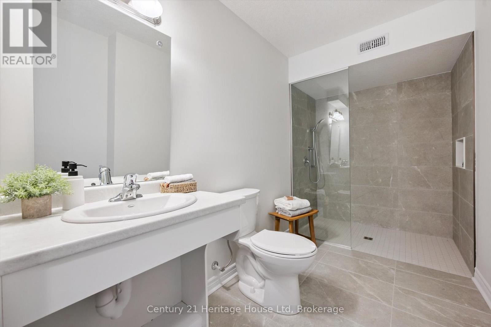 6 - 465 Garafraxa Street W, Centre Wellington, Ontario  N1M 0L6 - Photo 8 - X12470202