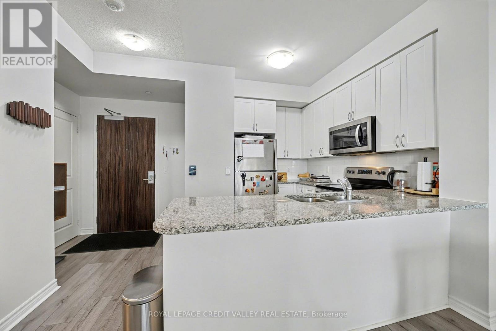 709 - 349 Rathburn Road, Mississauga, Ontario  L5B 0G9 - Photo 6 - W12470150