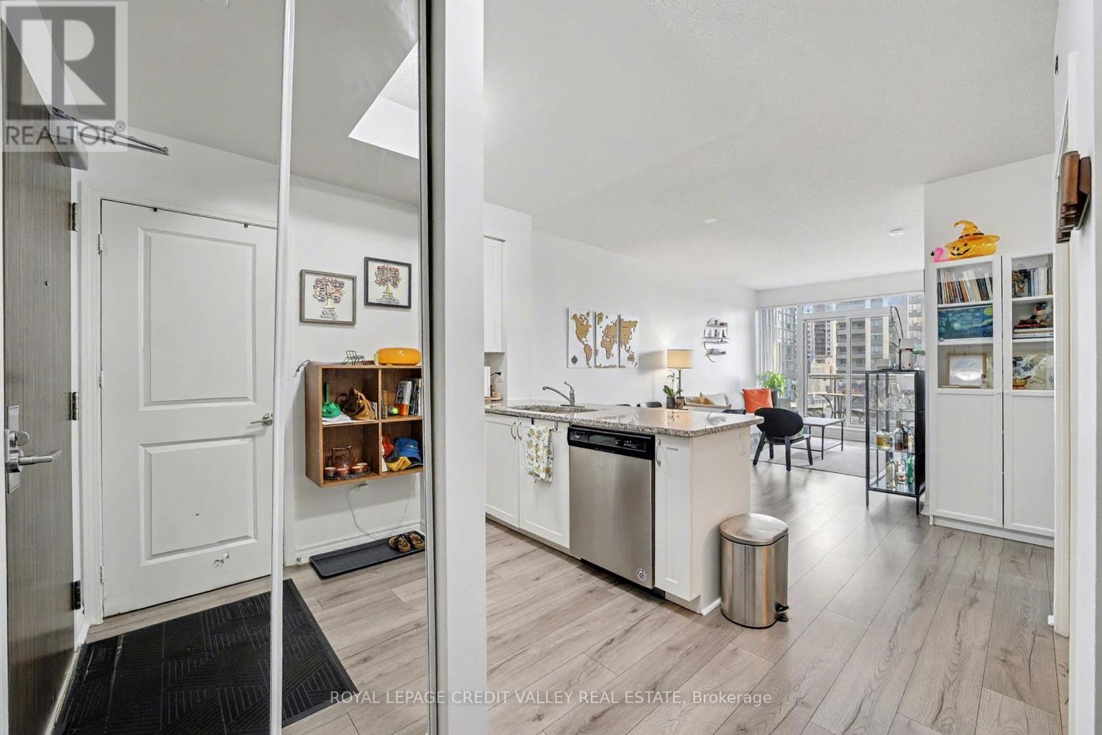 709 - 349 Rathburn Road, Mississauga, Ontario  L5B 0G9 - Photo 7 - W12470150