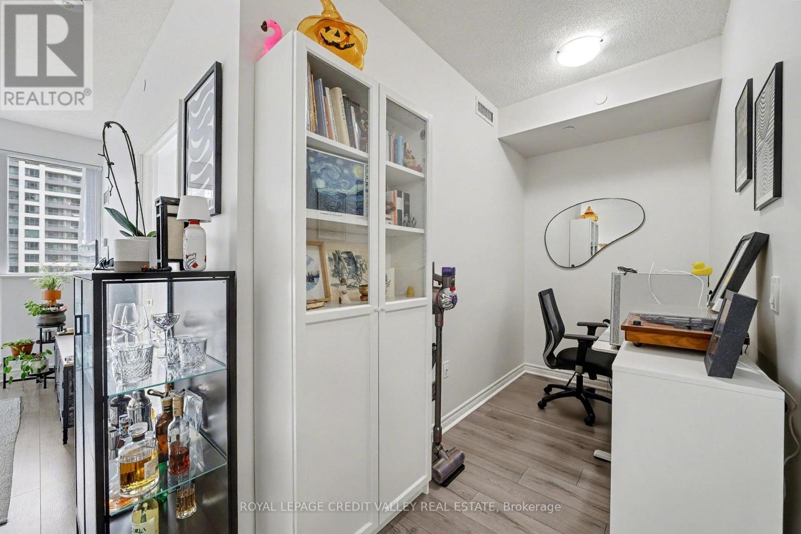 709 - 349 Rathburn Road, Mississauga, Ontario  L5B 0G9 - Photo 8 - W12470150