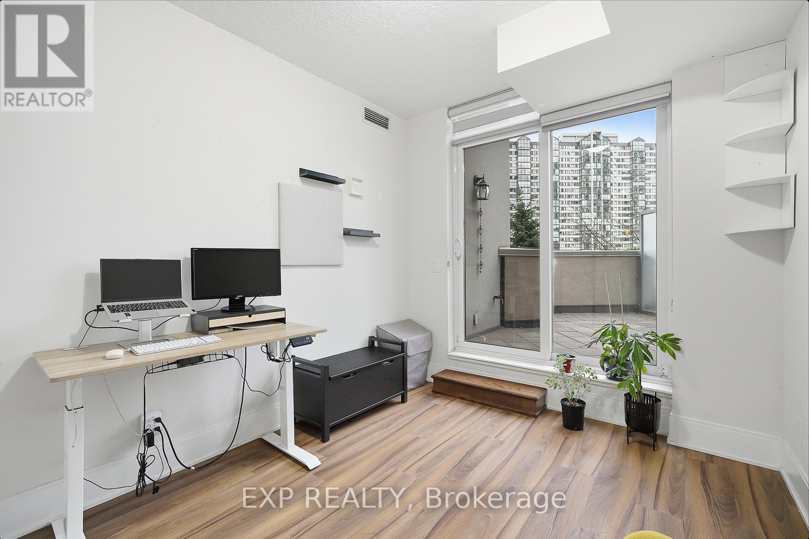 209 - 330 Burnhamthorpe Road W, Mississauga, Ontario  L5B 0E1 - Photo 11 - W12470151