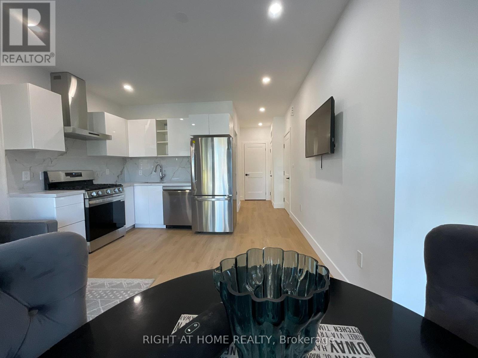 Second Floor - 674 Manning Avenue, Toronto, Ontario  M3H 2G1 - Photo 4 - C12470156