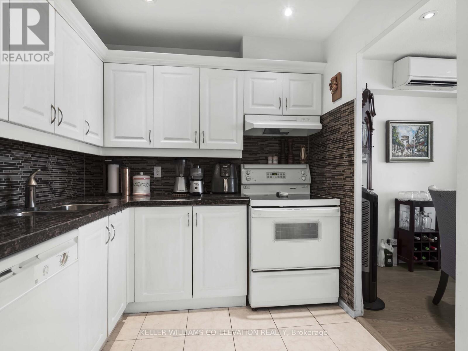 2012 - 60 Pavane Linkway, Toronto, Ontario  M3C 2Y6 - Photo 15 - C12470180