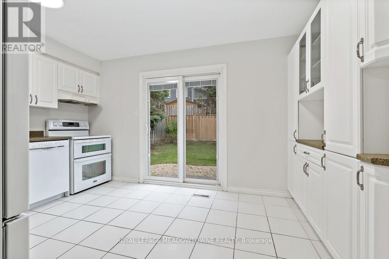 13 Blueridge Square, Brampton, Ontario  L6Z 1A2 - Photo 11 - W12448785