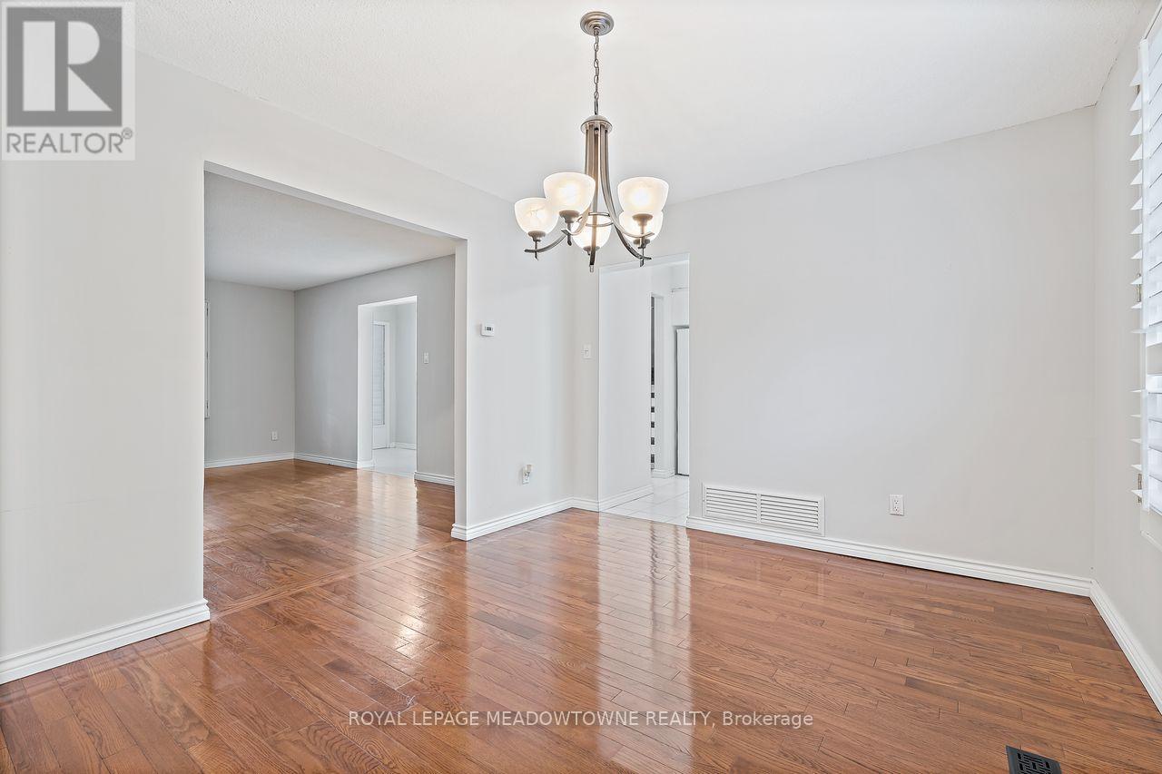 13 Blueridge Square, Brampton, Ontario  L6Z 1A2 - Photo 15 - W12448785