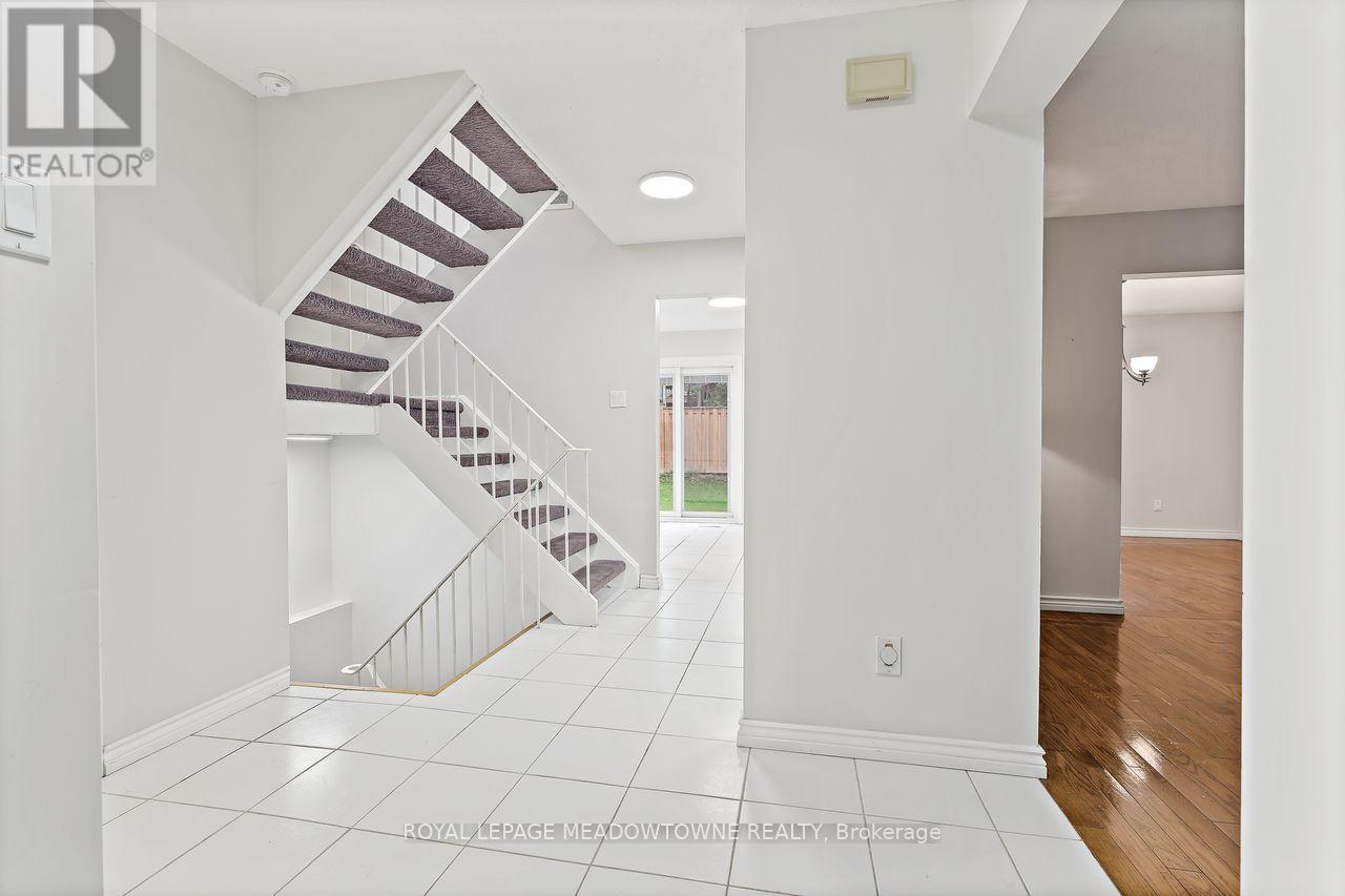 13 Blueridge Square, Brampton, Ontario  L6Z 1A2 - Photo 8 - W12448785