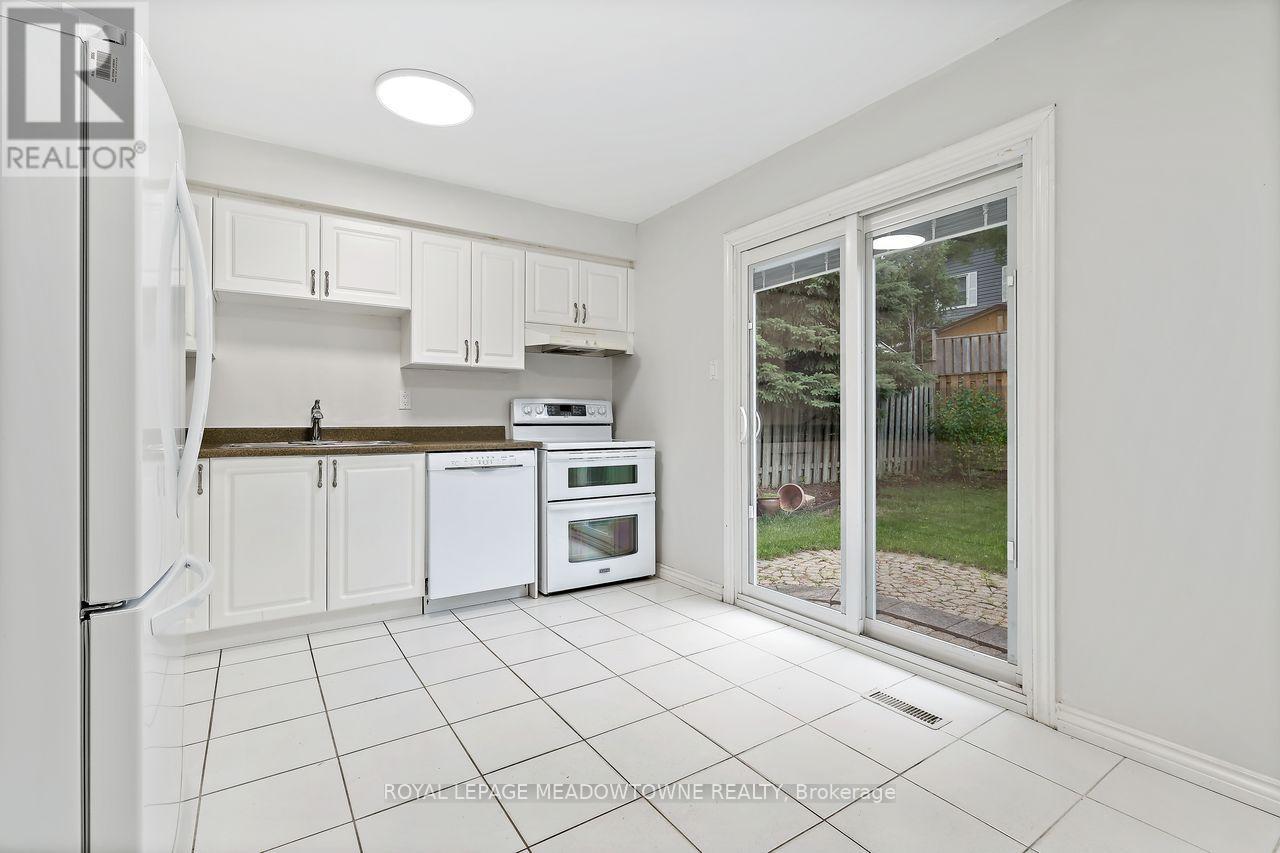13 Blueridge Square, Brampton, Ontario  L6Z 1A2 - Photo 9 - W12448785