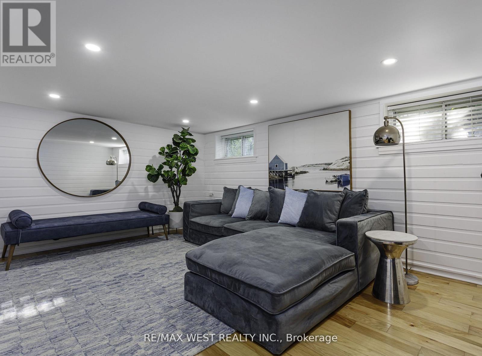 12 Brentwood Road S, Toronto, Ontario  M8Z 3N2 - Photo 15 - W12465246