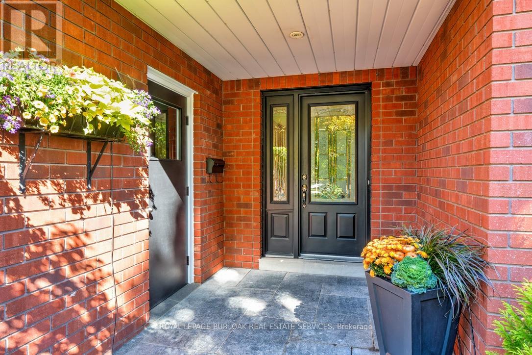 537 Harmony Avenue, Burlington, Ontario  L7N 3S5 - Photo 2 - W12470160
