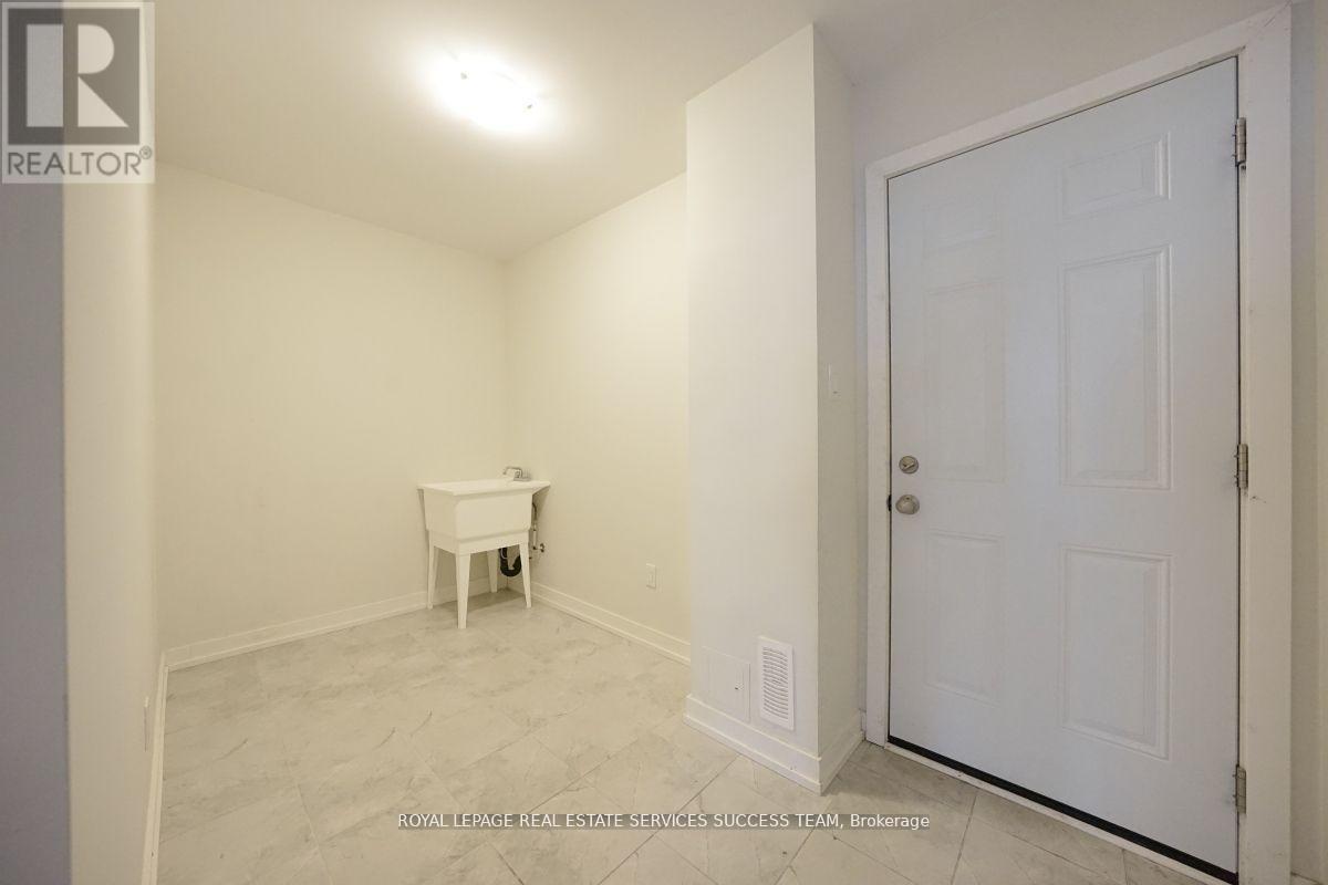 3074 Ernest Appelbe Boulevard, Oakville, Ontario  L6H 0M1 - Photo 5 - W12470173
