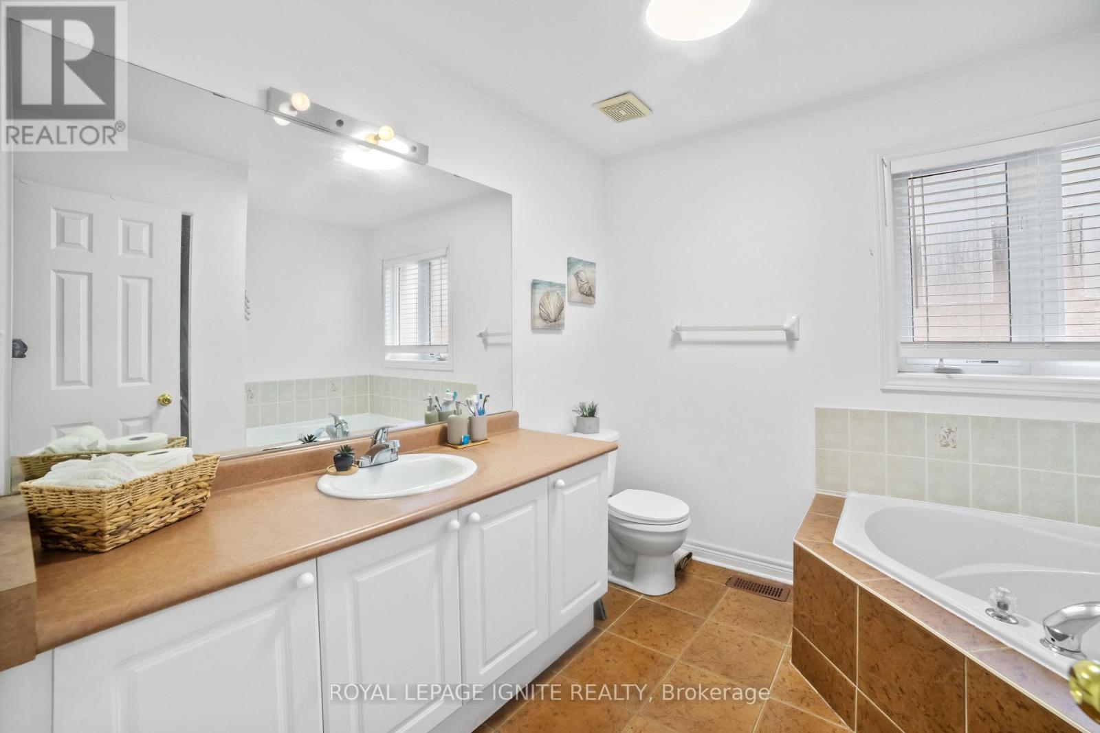 3664 Bala Drive, Mississauga, Ontario  L5M 7N1 - Photo 37 - W12470177