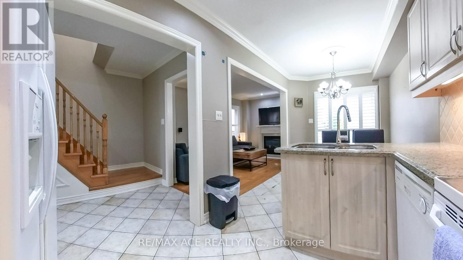 873 Fable Crescent, Mississauga, Ontario  L5W 1R4 - Photo 10 - W12470190
