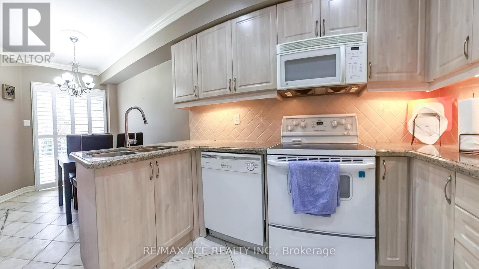 873 Fable Crescent, Mississauga, Ontario  L5W 1R4 - Photo 12 - W12470190