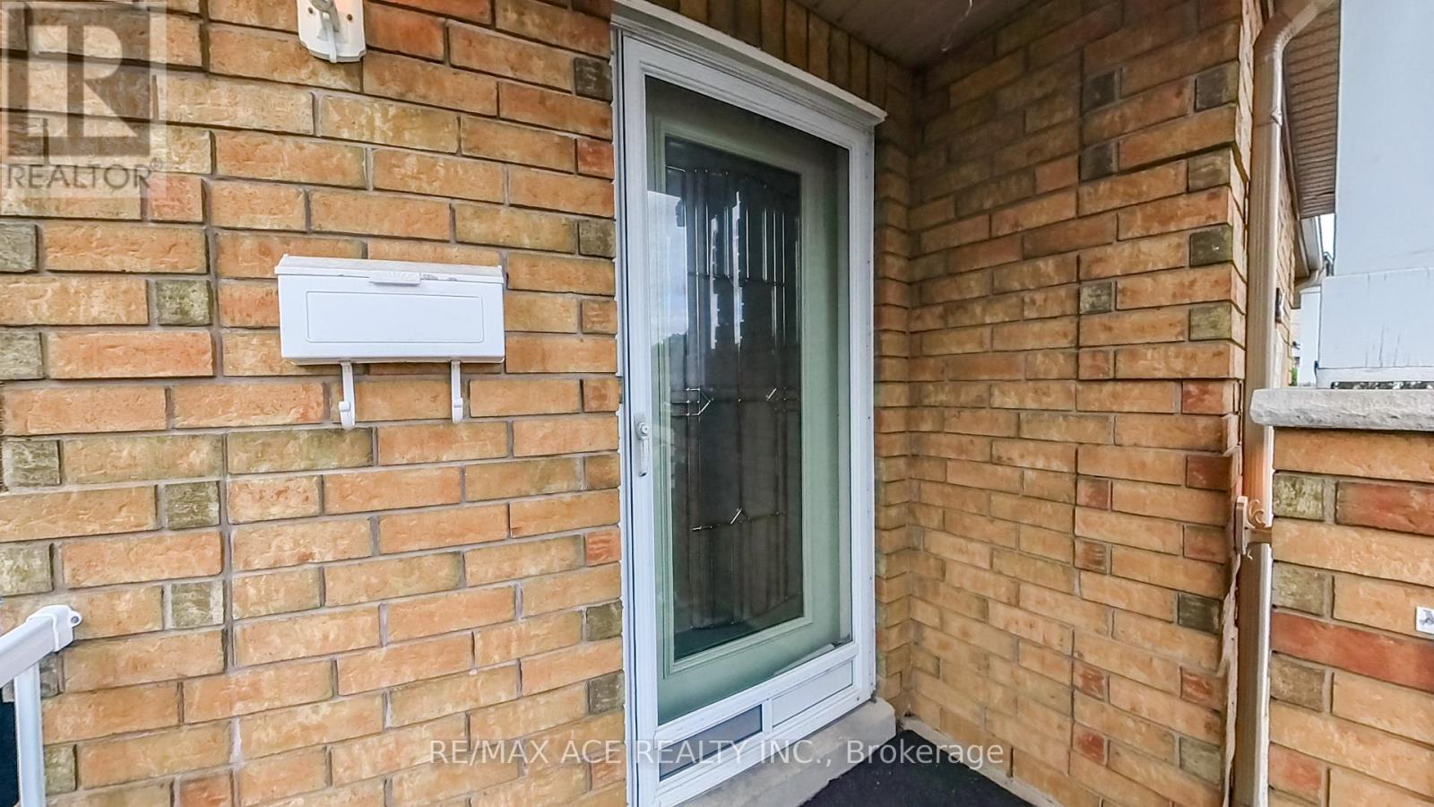 873 Fable Crescent, Mississauga, Ontario  L5W 1R4 - Photo 4 - W12470190