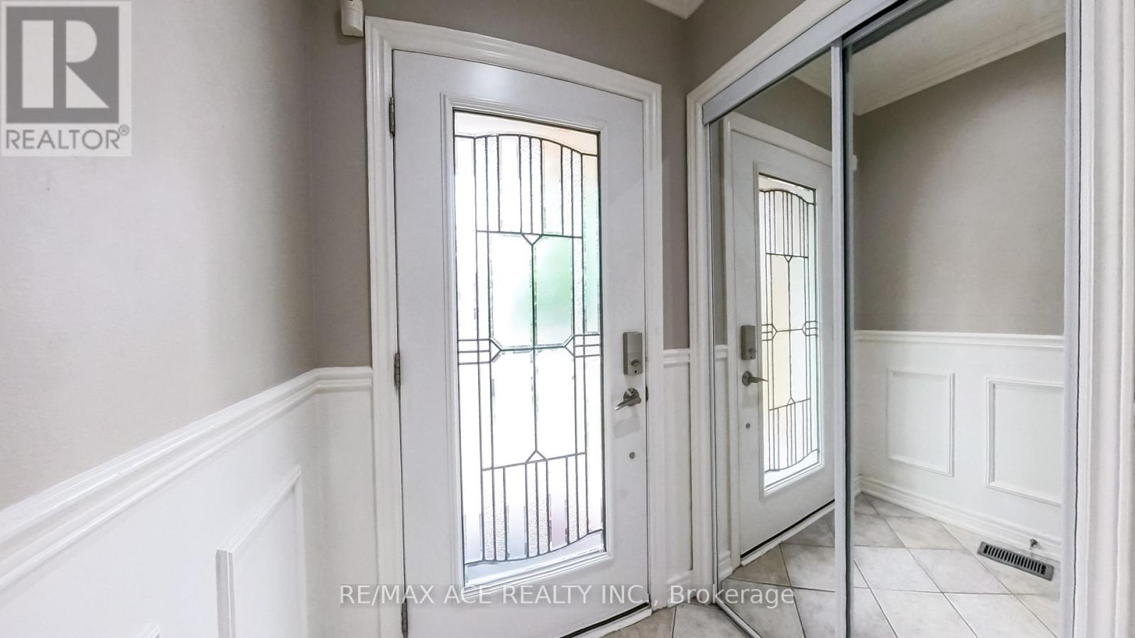 873 Fable Crescent, Mississauga, Ontario  L5W 1R4 - Photo 5 - W12470190