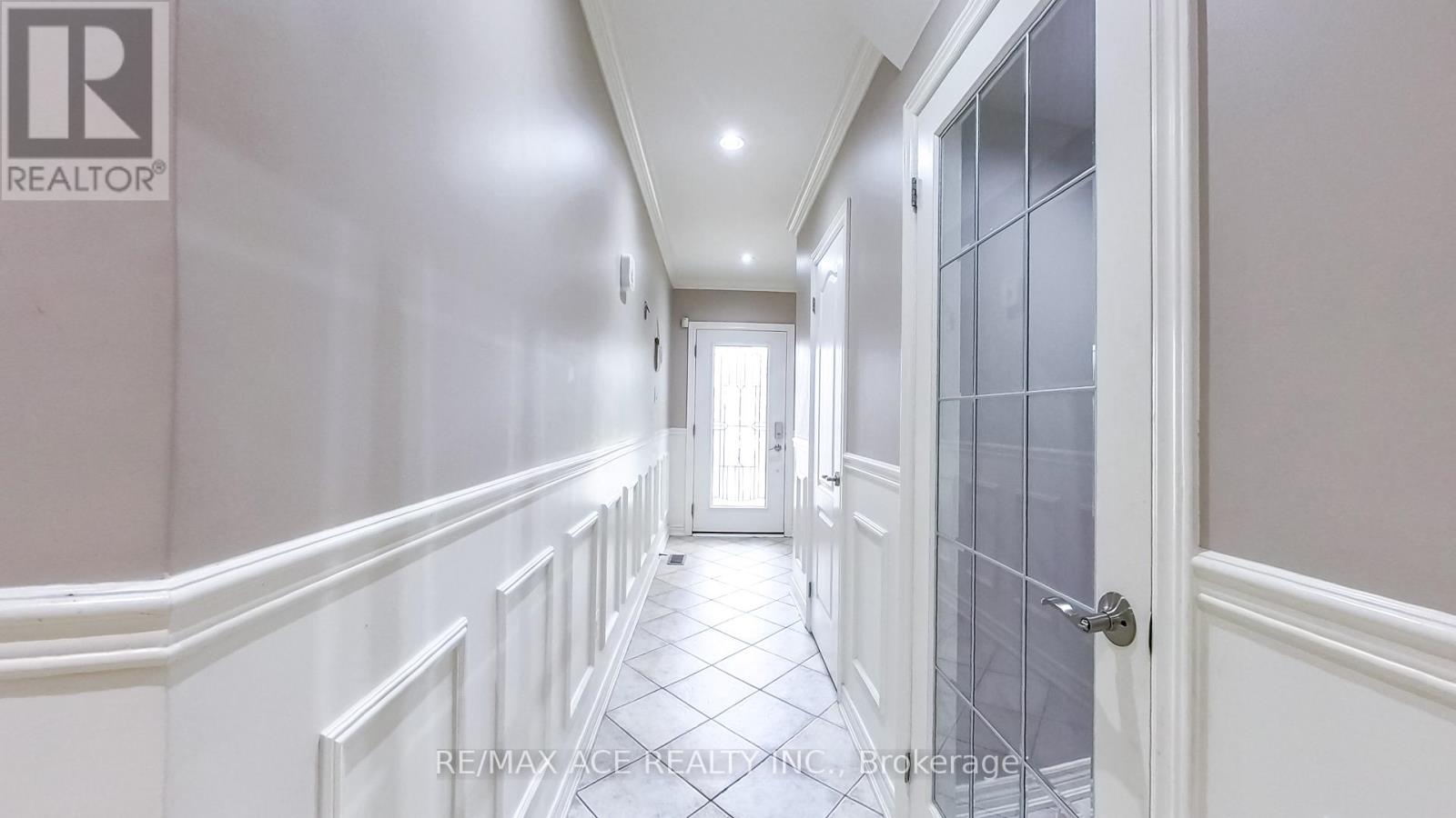 873 Fable Crescent, Mississauga, Ontario  L5W 1R4 - Photo 6 - W12470190