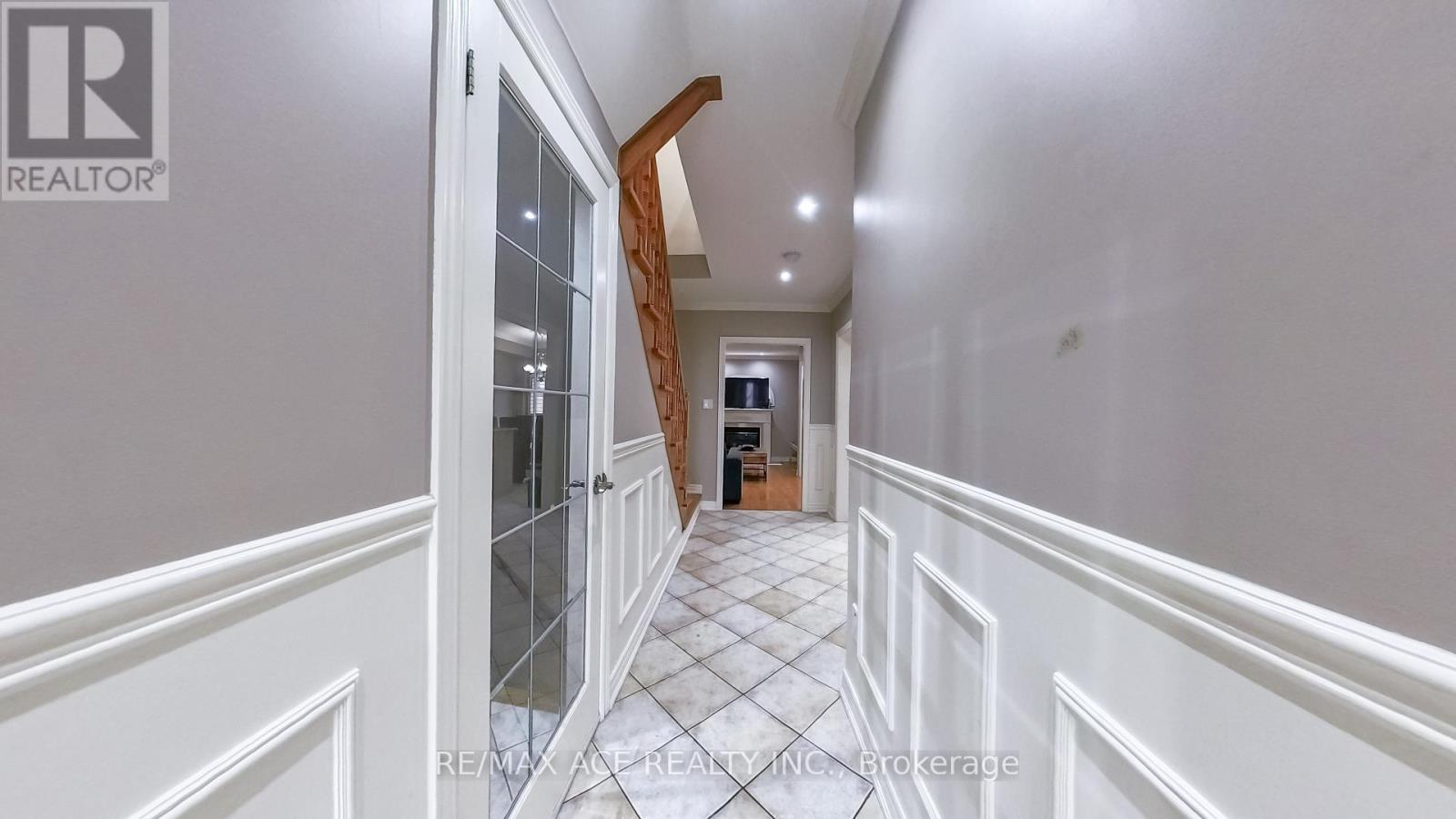 873 Fable Crescent, Mississauga, Ontario  L5W 1R4 - Photo 8 - W12470190