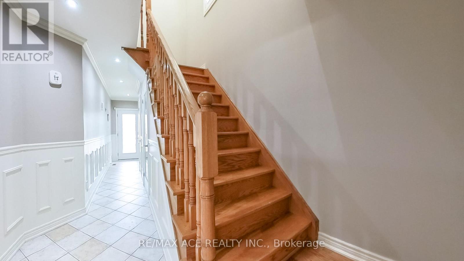 873 Fable Crescent, Mississauga, Ontario  L5W 1R4 - Photo 9 - W12470190