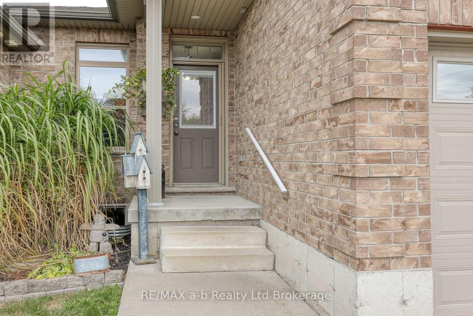 111 King Street East, Unit 22 Street, Ingersoll, Ontario  N5C 1G8 - Photo 2 - X12470211