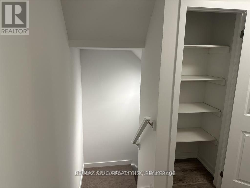 195 West Oak Trail, Kitchener, Ontario  N2R 0R9 - Photo 10 - X12470157
