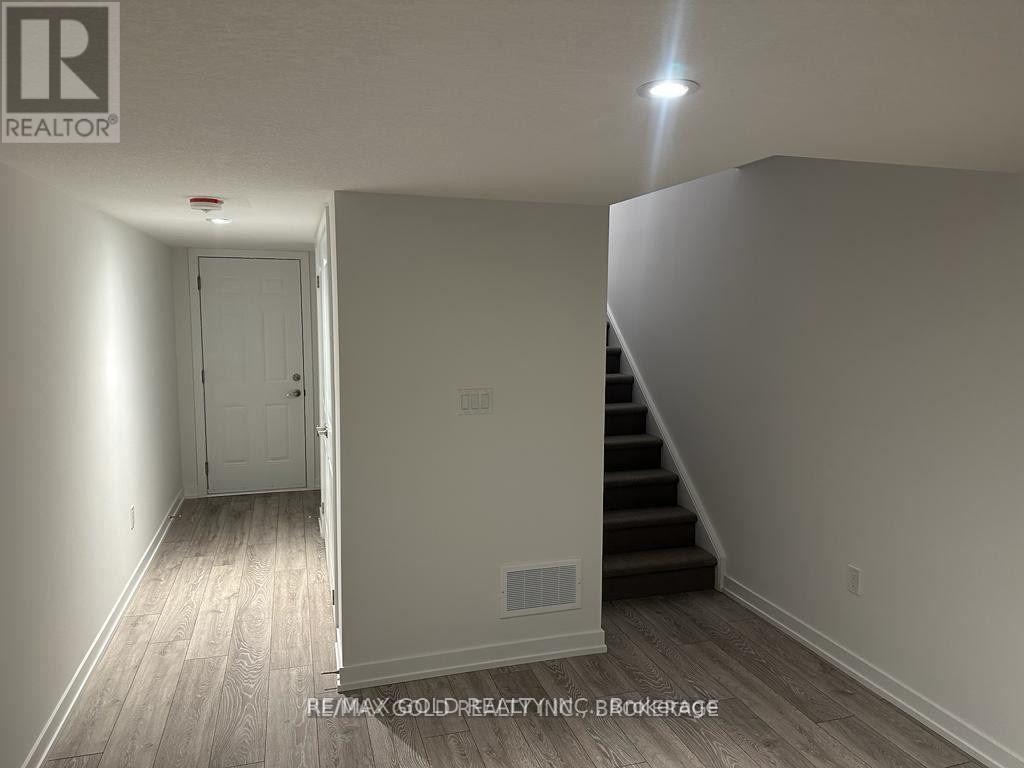 195 West Oak Trail, Kitchener, Ontario  N2R 0R9 - Photo 4 - X12470157