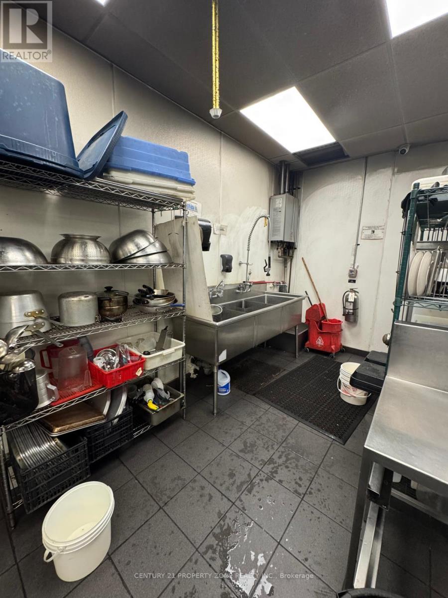 11 - 101 Hazelglen Drive, Kitchener, Ontario  N2M 5A2 - Photo 10 - X12470189