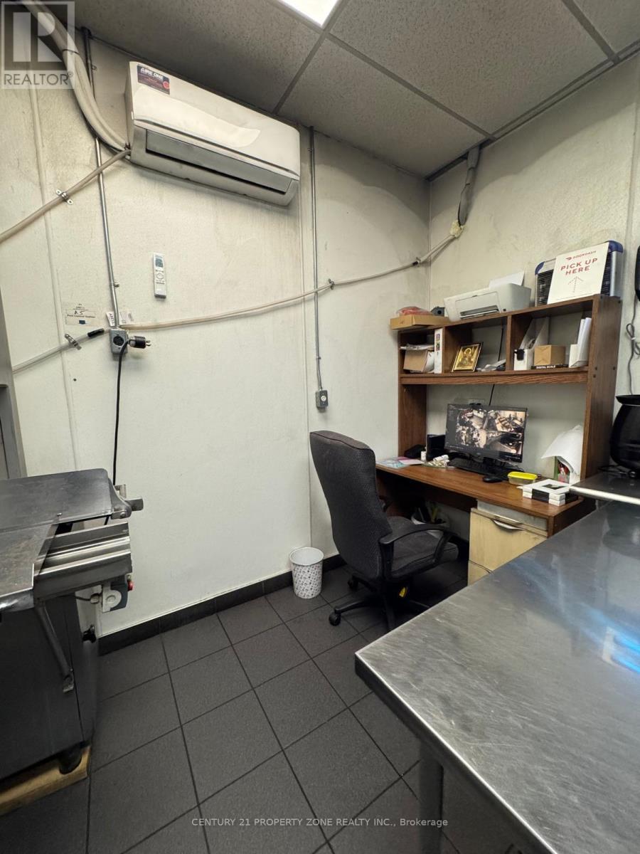 11 - 101 Hazelglen Drive, Kitchener, Ontario  N2M 5A2 - Photo 2 - X12470189