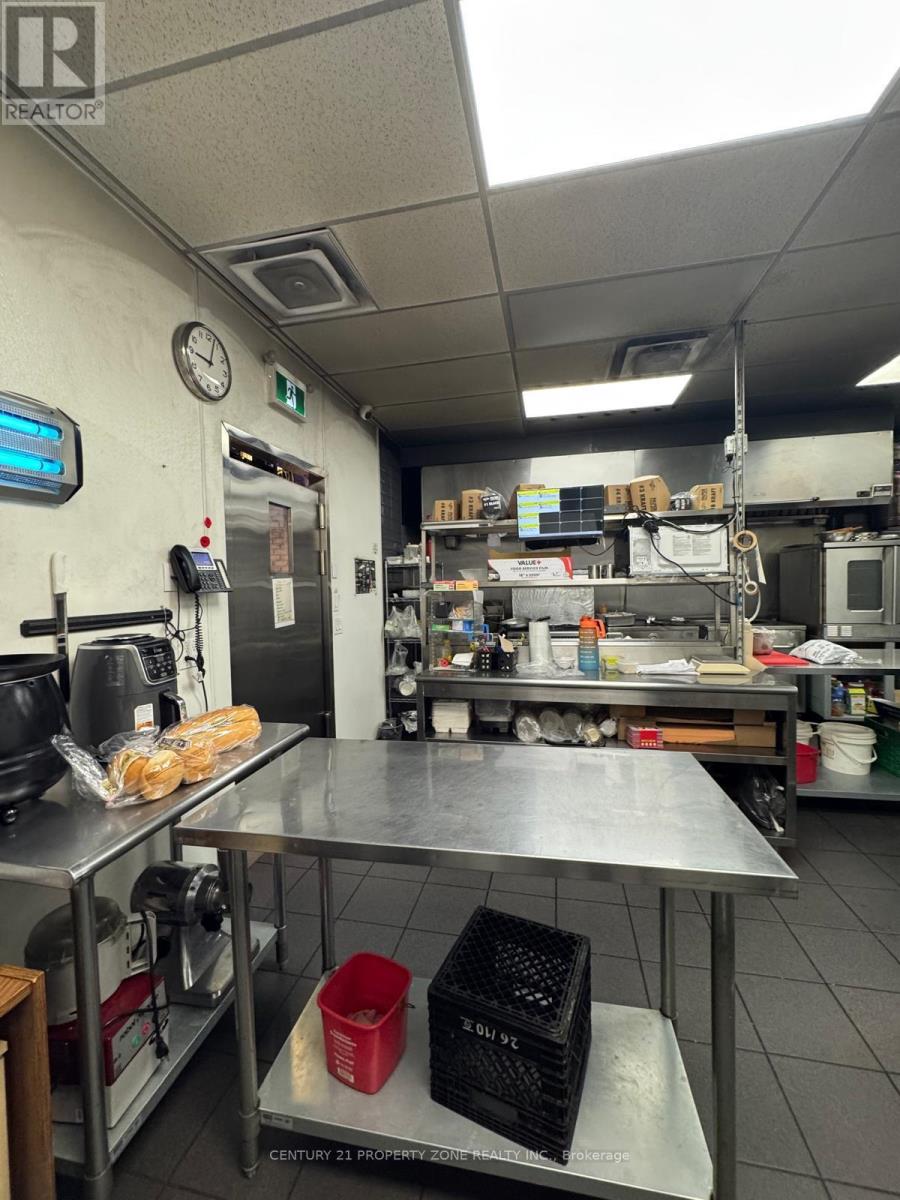 11 - 101 Hazelglen Drive, Kitchener, Ontario  N2M 5A2 - Photo 4 - X12470189