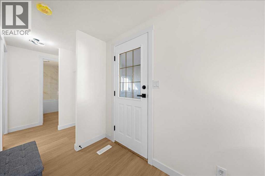210 Erin Woods Circle Se, Calgary, Alberta  T2B 3E1 - Photo 7 - A2265036