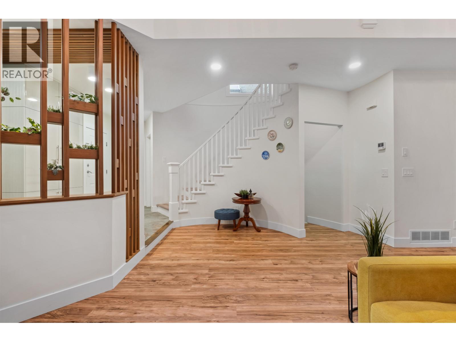 1693 Arbutus Place, Coquitlam, British Columbia  V3E 3K2 - Photo 3 - R3054877