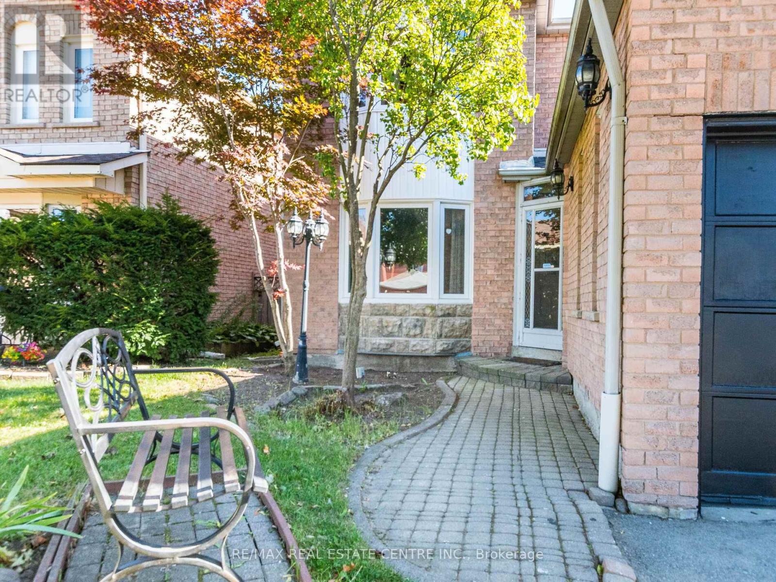 43 Horsham Street, Brampton, Ontario  L6X 3R4 - Photo 3 - W12470229