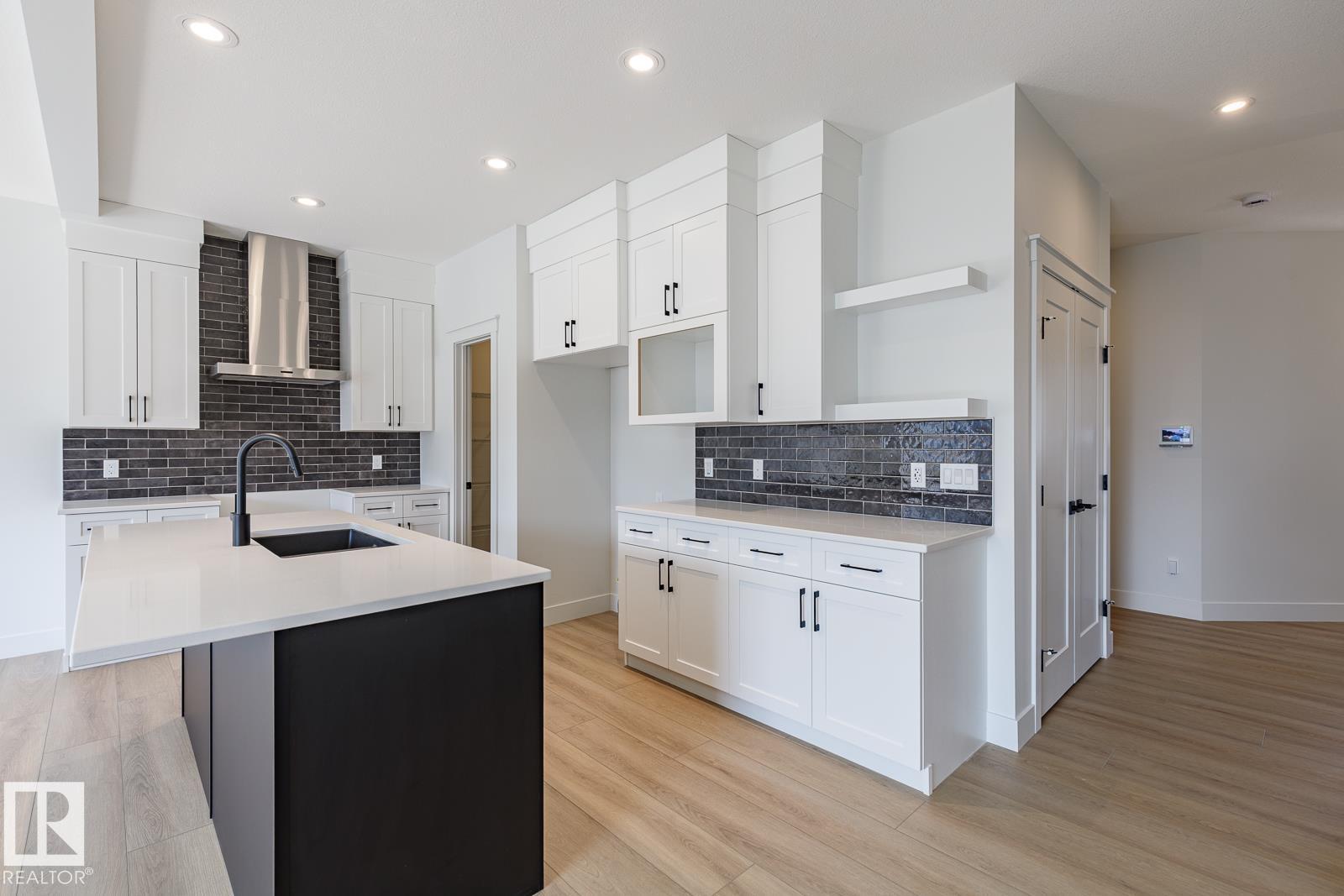 15679 18 Av Sw, Edmonton, Alberta  T6W 5E1 - Photo 3 - E4457000