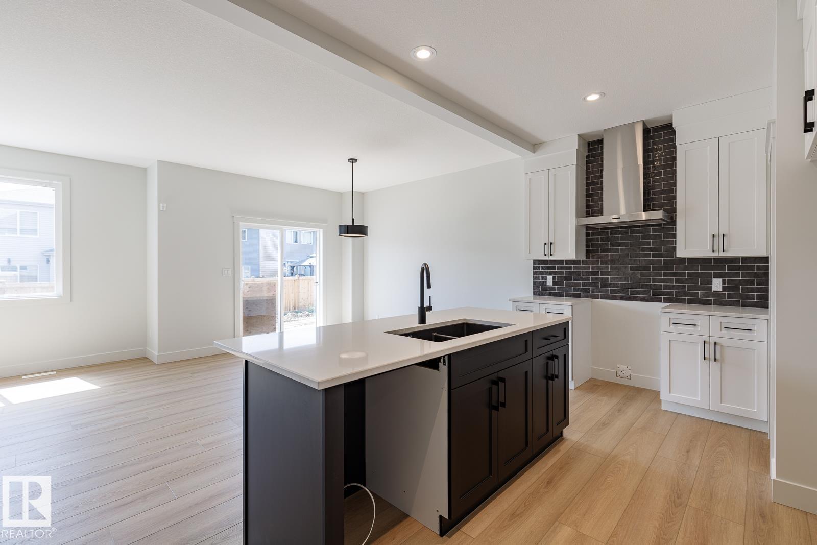 15679 18 Av Sw, Edmonton, Alberta  T6W 5E1 - Photo 4 - E4457000