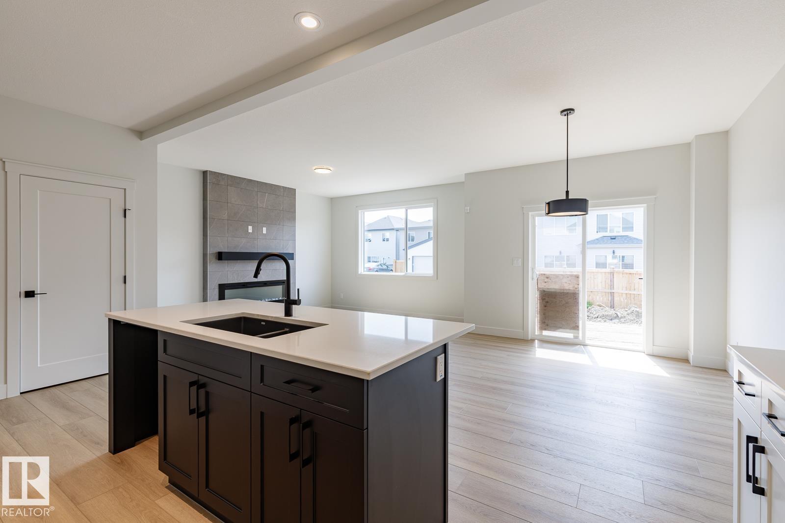 15679 18 Av Sw, Edmonton, Alberta  T6W 5E1 - Photo 5 - E4457000