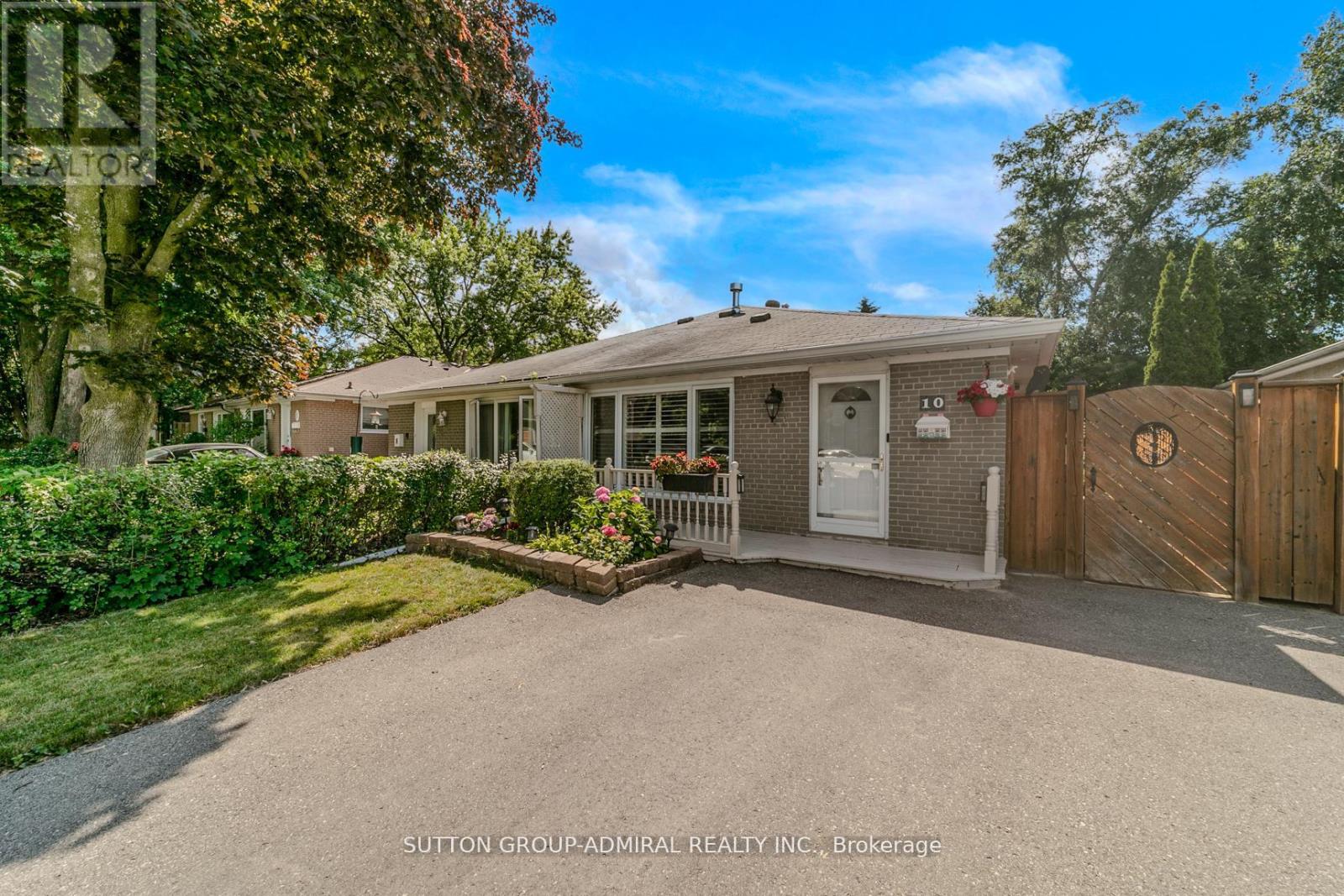 10 Kitimat Crescent, Aurora, Ontario  L4G 3C3 - Photo 2 - N12470240