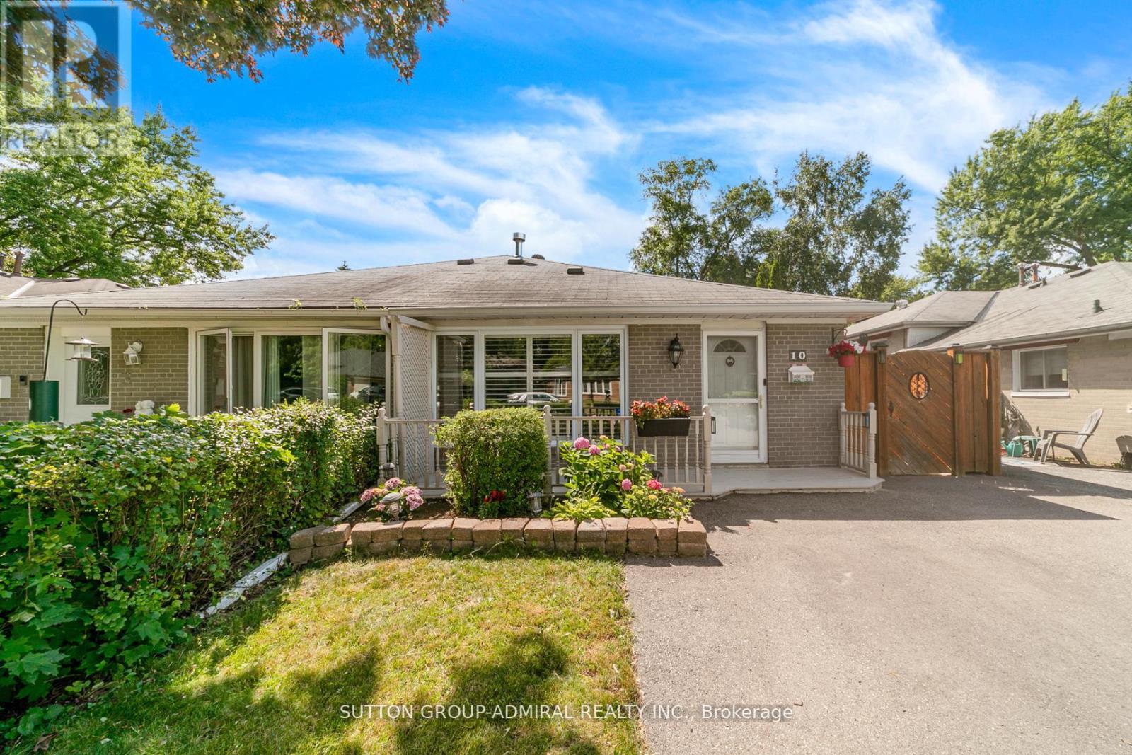 10 Kitimat Crescent, Aurora, Ontario  L4G 3C3 - Photo 3 - N12470240