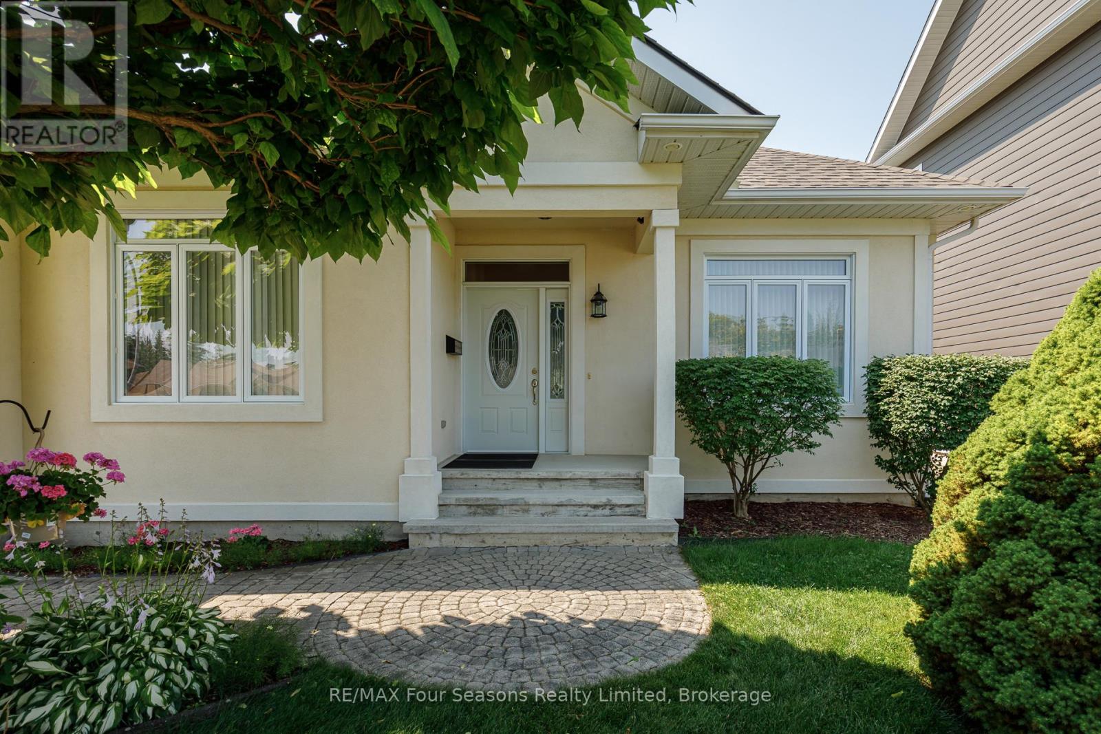 150 Brooker Boulevard, Blue Mountains, Ontario  L9Y 0M2 - Photo 4 - X12470265