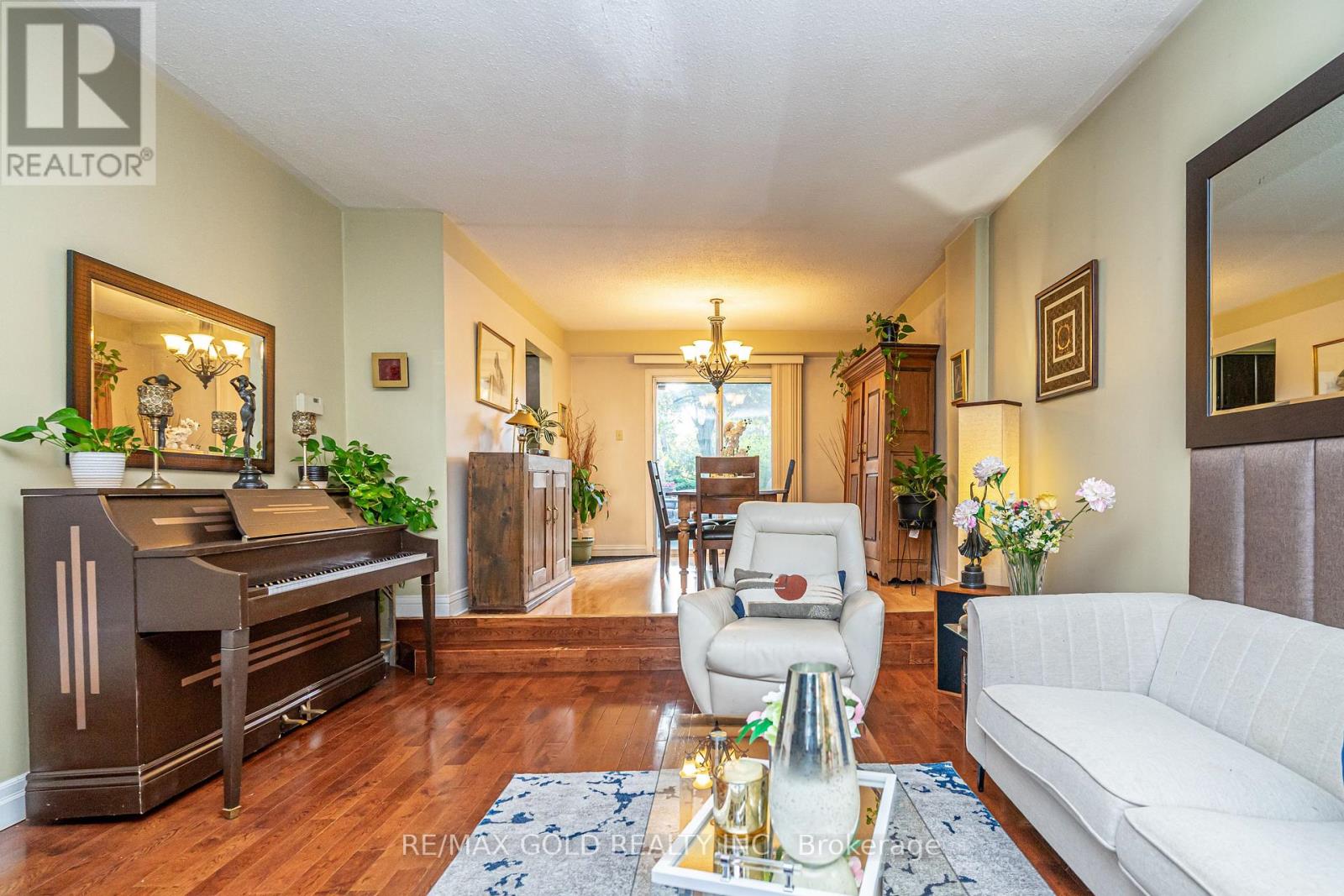74 Lorraine Crescent, Brampton, Ontario  L6S 2R7 - Photo 10 - W12468731