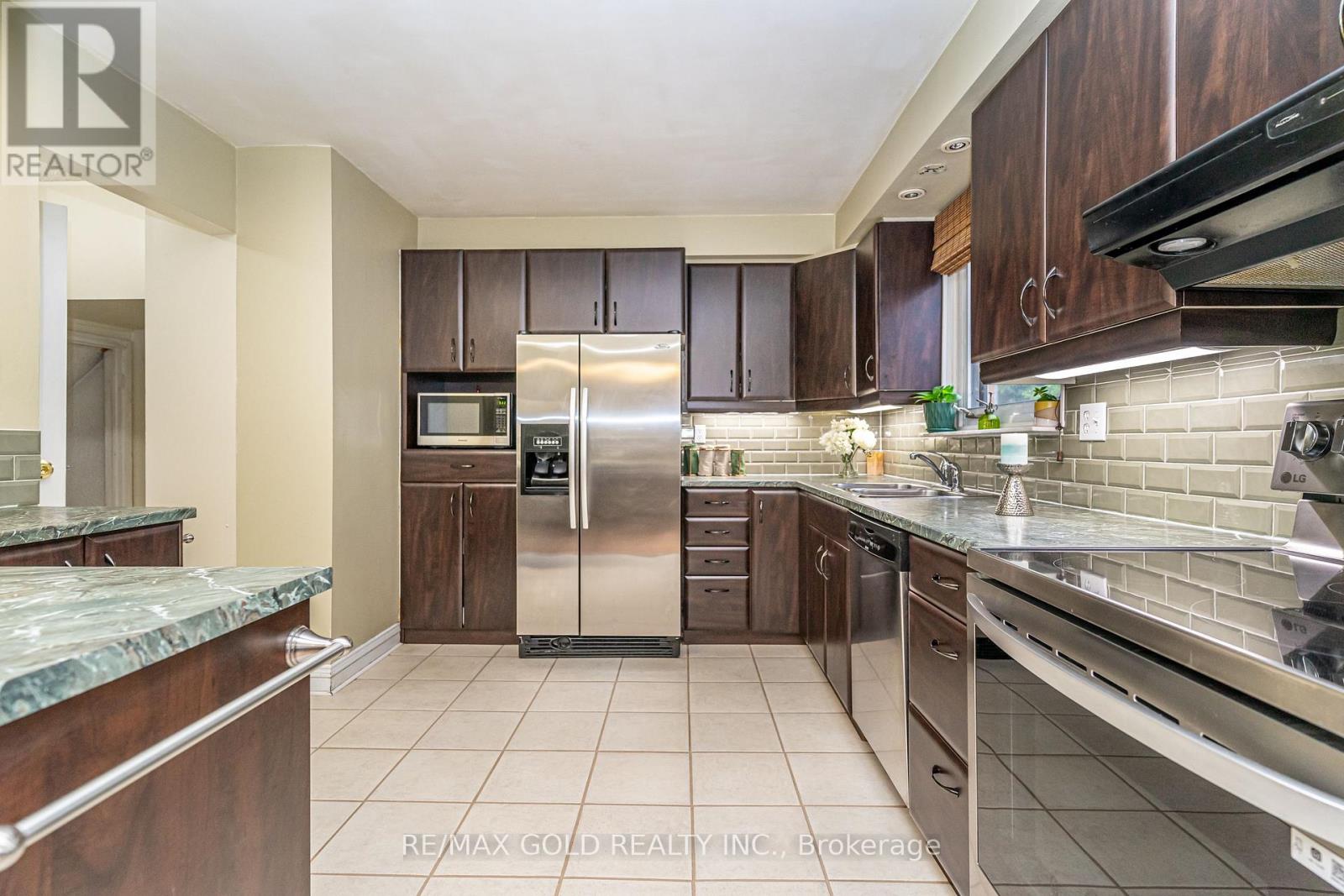 74 Lorraine Crescent, Brampton, Ontario  L6S 2R7 - Photo 14 - W12468731